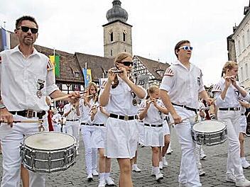 Wenn der Spielmannszug Jahn Forchheim am Sonntag beim Annafestzug aufmarschiert, ist das auch live im Internet zu sehen.  Foto: Archiv FT