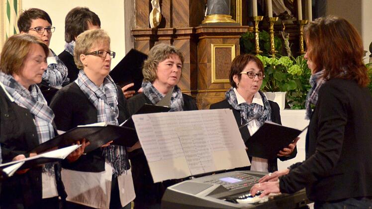 Gäste des Liederabends: Die Frauen der Gruppe "InTakt" aus Burkardroth bereichern das Programm mit modernen Liedern. Sie werden angeleitet von Monika Albert, die rechts am Keyboard steht. Foto: Kathrin Kupka-Hahn