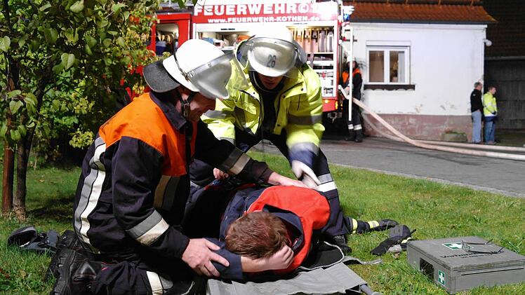Voll im Einsatz ist die Freiwillige Feuerwehr Kothen. Hier wird bei einer Alarmübung eine Person aus der Scheune gerettet. Nun gründeten die Kothener einen Feuerwehrverein. Foto: Stephanie Elm