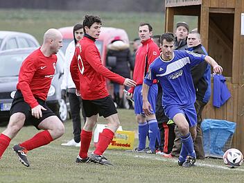 Der Sambacher Markus Uri (r.) hat sich an der Seitenlinie gegen Thomas Wolf durchgesetzt, aber Frank Dachwald kommt seinem Teamkollegen zu Hilfe. Fotos: sportpress