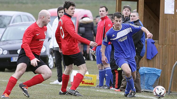 Der Sambacher Markus Uri (r.) hat sich an der Seitenlinie gegen Thomas Wolf durchgesetzt, aber Frank Dachwald kommt seinem Teamkollegen zu Hilfe. Fotos: sportpress