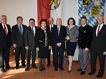 Zum 90. Geburtstag von Albert Meyer richteten die Stadt Haßfurt sowie der Bezirks- und Kreisverband der CSU Haßberge einen Empfang im kleinen Saal der Stadthalle in Haßfurt aus. Unser Bild zeigt (von links) den Bundesminister a. D. Michael Glos, den Justizminister Winfried Bausback, den Staatssekretär Gerhard Eck, die Landtagspräsidentin Barbara Stamm, Landrat Wilhelm Schneider, Albert Meyer, MdB Dorothee Bär, MdL Steffen Vogel und Bürgermeister Günther Werner. Foto: Ulrike Langer
