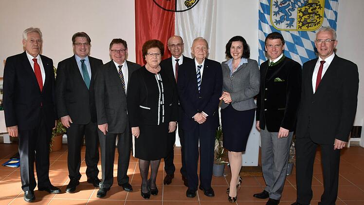 Zum 90. Geburtstag von Albert Meyer richteten die Stadt Haßfurt sowie der Bezirks- und Kreisverband der CSU Haßberge einen Empfang im kleinen Saal der Stadthalle in Haßfurt aus. Unser Bild zeigt (von links) den Bundesminister a. D. Michael Glos, den Justizminister Winfried Bausback, den Staatssekretär Gerhard Eck, die Landtagspräsidentin Barbara Stamm, Landrat Wilhelm Schneider, Albert Meyer, MdB Dorothee Bär, MdL Steffen Vogel und Bürgermeister Günther Werner. Foto: Ulrike Langer