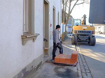 Wegen der Rathaussanierung findet derzeit die Fuchsstädter Gemeinderatssitzung im Feuerwehrhaus statt. Unser Foto zeigt einen Arbeiter vor dem Rathaus.  Foto: Gerd Schaar