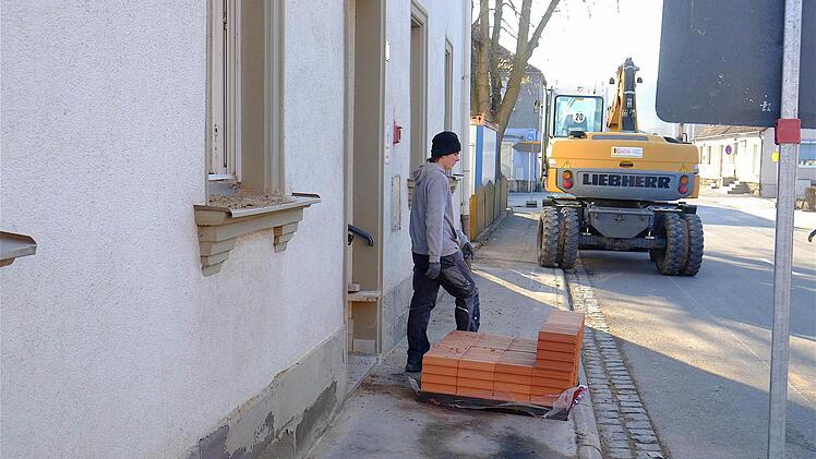 Wegen der Rathaussanierung findet derzeit die Fuchsstädter Gemeinderatssitzung im Feuerwehrhaus statt. Unser Foto zeigt einen Arbeiter vor dem Rathaus.  Foto: Gerd Schaar