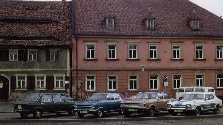 1975 sahen nicht nur die Autos anders aus: Das Fachwerk des Höchstadter Salerhauses (links)  war unter Putz verborgen, es gab   Fensterläden und  das Dach  hatte  Lüftungsklappen für die Trockenböden. Heute gehört das Haus zum Rathaus und ist Amtssitz des Bürgermeisters.Philipp Dresel, Archiv