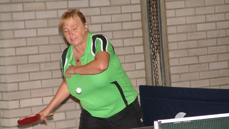 In der 2. Bezirksliga kam die SG Neuses zu einem knappen 8:6-Sieg in Konradsreuth. Als es 6:6 stand behielt Gisela Schrafft die Nerven. Sie drehte den 1:2-Satzrückstand noch in ein 3:2 um und markierte den siebten Tageszähler. Zum Auftakt hatte sie das Doppel mit Doris Gareis gewonnen.  Foto: Hans Franz