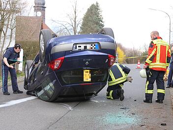 Bei einem Unfall in Landkreis Coburg hat sich ein 81-J&auml;hriger mit seinem Pkw &uuml;berschlagen. Foto: NEWS5 / DESK