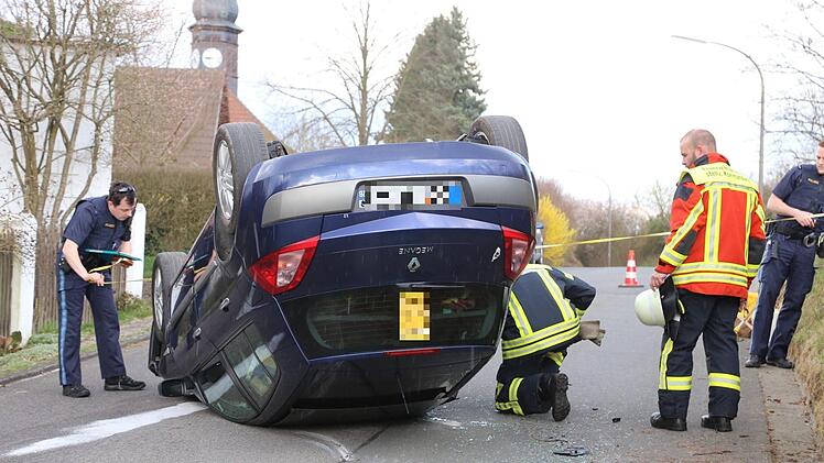 Bei einem Unfall in Landkreis Coburg hat sich ein 81-J&auml;hriger mit seinem Pkw &uuml;berschlagen. Foto: NEWS5 / DESK