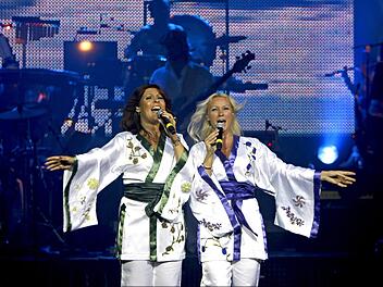 Nicht ganz Agnetha und Frida, aber doch verbl&uuml;ffend authentisch: Szene aus "Abbamania The Show", die nach Bamberg kommt. Foto: PR