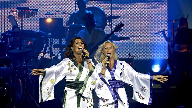 Nicht ganz Agnetha und Frida, aber doch verbl&uuml;ffend authentisch: Szene aus "Abbamania The Show", die nach Bamberg kommt. Foto: PR