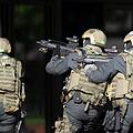 Vor einem Nürnberger Einkaufszentrum verhafteten Spezialkräfte am Montagnachmittag einen Mann, der mit einem internationalen Haftbefehl gesucht wurde. Symbolfoto: Oliver Berg dpa/lnw
