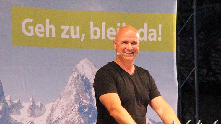 Endlich wieder Publikum! Wolfgang Krebs voller Dankbarkeit auf der Böhmerwiese beim Kulturfestival. Foto: Bertram Wagner