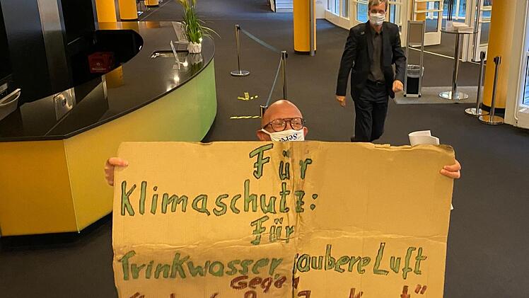Anwohner Roland Nowak protestiert gegen die neuen Baurechte.