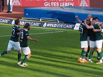 In Feierlaune: Schweinfurter Jubel nach dem 2:0 durch Amar Suljic. Foto: Jürgen Schmitt