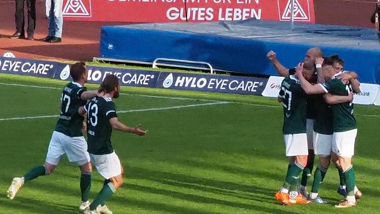 In Feierlaune: Schweinfurter Jubel nach dem 2:0 durch Amar Suljic. Foto: Jürgen Schmitt