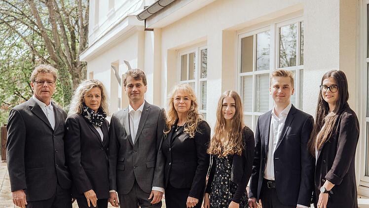 Die Verantwortlichen im Traditionsunternehmen Bestattungen Meder sind (von links) Willem Westhoff, Mona und Josef Meder (Geschäftsleitung) sowie Gudrun, Fiona, Valentin und Julia Meder.