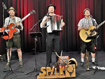 Das Mundart-Trio Spilk mit (von links) Joachim Bühner, Frank Schmitt und Martin Reinhard beim Online-Auftritt im Jahr 2021