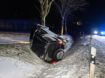 Autofahrerin kommt bei Wattendorf von glatter Stra&szlig;e ab