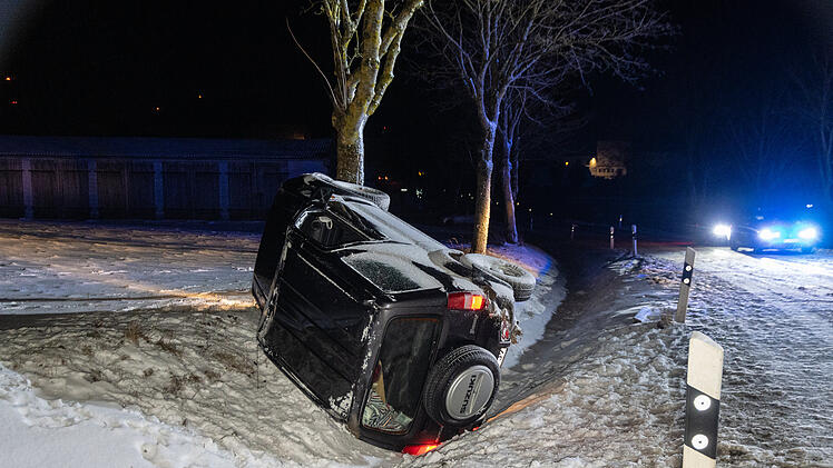 Autofahrerin kommt auf spiegelglatter Stra&szlig;e von Fahrbahn ab: Gel&auml;ndewagen &uuml;berschl&auml;gt sich