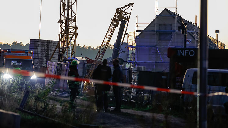 Kran in Erlangen umgestürzt, 50-Jähriger tot - Bauunternehmen "tief erschüttert"