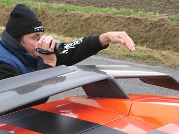 Regie-Anweisung von hinter dem Heck des Lamborghinis: Udo Langer geht für den Drehplan - wenn's sein muss - auch in die Knie. Fotos: Markus Häggberg