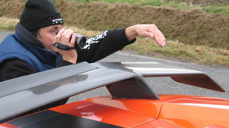 Regie-Anweisung von hinter dem Heck des Lamborghinis: Udo Langer geht für den Drehplan - wenn's sein muss - auch in die Knie. Fotos: Markus Häggberg