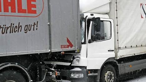 Zwei Laster krachten am Dienstagnachmittag bei Kaltenbrunn ineinander. Der Fahrer des hinteren hatte die Unfallsituation vor ihm zu spät erfasst und wurde bei dem Aufprall leicht verletzt. Foto: Michael Stelzner