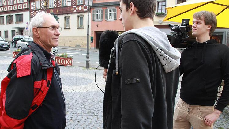Hans Bialluch erzählte den Bufdis, was er übers Grundgesetz weiß.