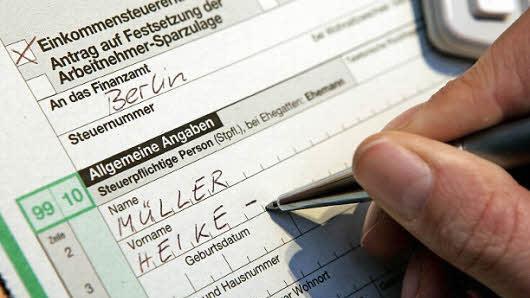 Aufschieben, so lange wie möglich, hilft nicht. Die Steuererklärung machen die wenigsten gern.  Foto: dpa