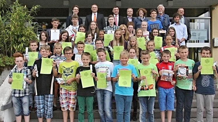 Stolz präsentierten Schülerinnen und Schüler des FRG Ebern ihre Urkunden, die sie als erfolgreiche Teilnehmer an kniffeligen Mathewettbewerben ausweisen. In der hinteren Reihe Vertreter Eberner Banken sowie stellvertretender Schulleiter Steffen Schlüter (4. von links), Fachbetreuerin Renate Hatzinger (5. von links), Fachbetreuer Alexander Sarwanidi (2. Reihe von oben rechts) und Elternbeiratsvorsitzender Franz Schaller (hinten rechts).  Fotos: Helmut Will