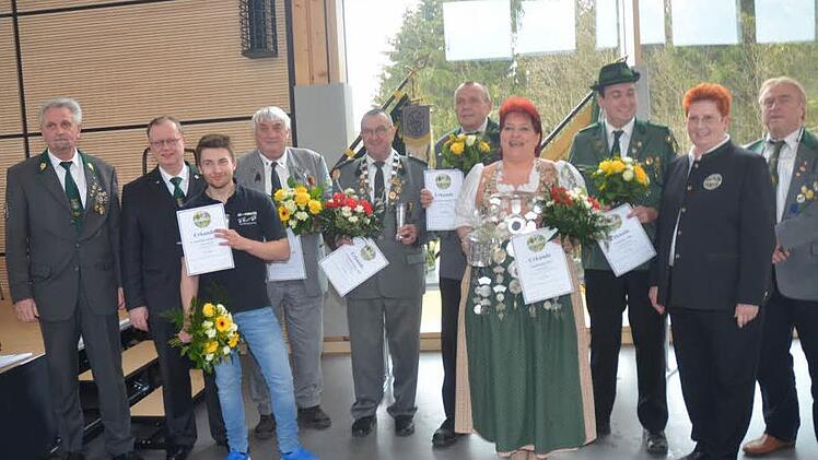 Königsproklamation der Gaukönige mit ihren Rittern: (von links) Günter Schlenzig (Gausportleiter), Klaus Jentsch (Gauschützenmeister), Lukas Eisenbeiß, Jürgen Gareis, Wolfgang Heinze, Reinhard Mohr, Gauschützenkönigin Bianca Keidel und Daniel Spaderna, Renate Schramm (2. Gauschützenmeisterin) und Jürgen Meier (2. Gausportleiter).