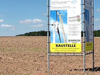 Auf dem Feld im Hintergrund haben die Erdarbeiten für die Windrad-Fundamente bereits begonnen. Foto: hak