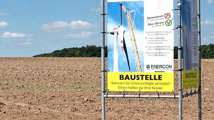 Auf dem Feld im Hintergrund haben die Erdarbeiten für die Windrad-Fundamente bereits begonnen. Foto: hak