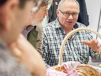 Kreisobmann Erwin Schwarz (rechts) und Gerd Zehnter (Mitte) vom VlF erklärten traditionell zu Rosenmontag in der FT-Redaktion wie sie die Situation in der Landwirtschaft derzeit bewerten. Foto: Marian Hamacher