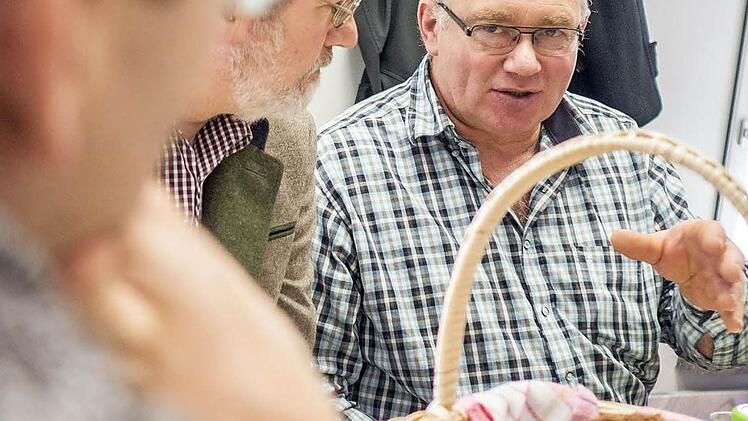 Kreisobmann Erwin Schwarz (rechts) und Gerd Zehnter (Mitte) vom VlF erklärten traditionell zu Rosenmontag in der FT-Redaktion wie sie die Situation in der Landwirtschaft derzeit bewerten. Foto: Marian Hamacher