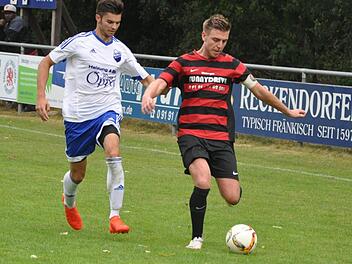 ATSV-Kapitän Philipp Heublein (r,), hier im Zweikampf beim 3:1-Heimsieg im Herbst gegen den Reuther Benedikt Wenzel, wird den Forchheimern gegen Hausen bitter fehlen.  Foto: Leo Hühnlein