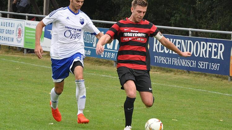 ATSV-Kapitän Philipp Heublein (r,), hier im Zweikampf beim 3:1-Heimsieg im Herbst gegen den Reuther Benedikt Wenzel, wird den Forchheimern gegen Hausen bitter fehlen.  Foto: Leo Hühnlein