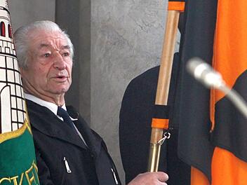 Seit 70 Jahren ist Alfred Eller aktiv in der Kolpingsfamilie, hier als Fahnenträger. Foto: Thomas Dill