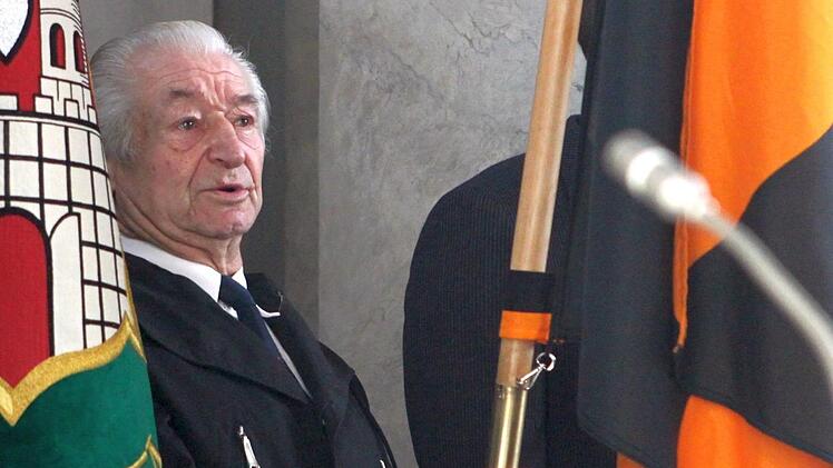 Seit 70 Jahren ist Alfred Eller aktiv in der Kolpingsfamilie, hier als Fahnenträger. Foto: Thomas Dill