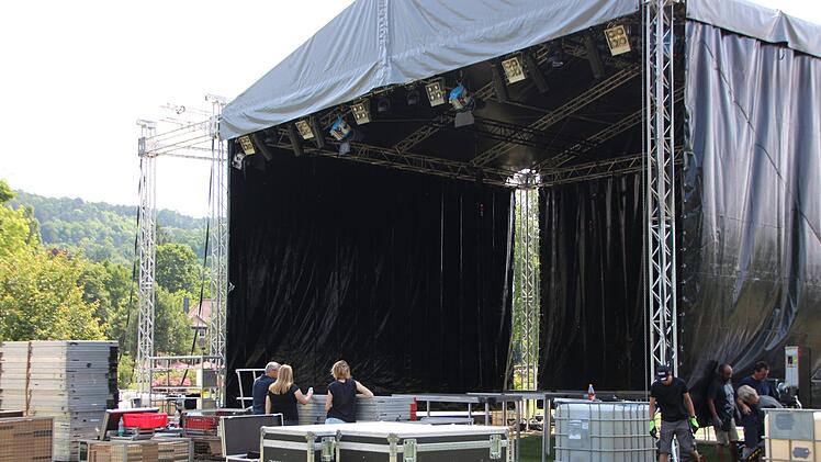 Bühnenaufbau für Nigel Kennedy im Luitpoldpark. Foto: Benedikt Borst