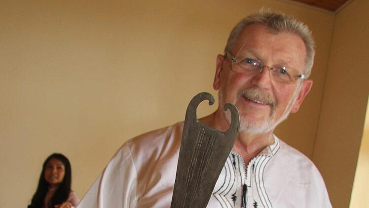 Gerhard Lipfert von Salem zeigt seltene Ausstellungsstücke: Mit diesem auffälligen, dolchartigen Messer wurde Menschen einst die Zunge herausgerissen. Foto: SonnyAdam