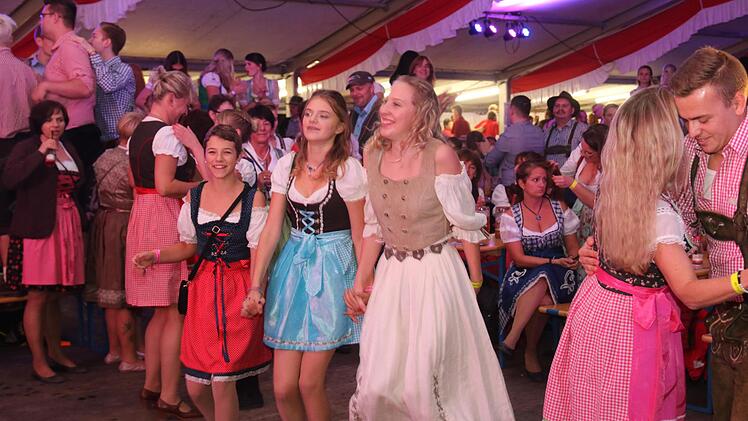Hanna Urnhöfer (rotes Dirndl) , Lin Eichhorn (türkises Dirndl) und Saskia Redl ( weißes Dirndl) hatten den ganzen Abend Spaß.