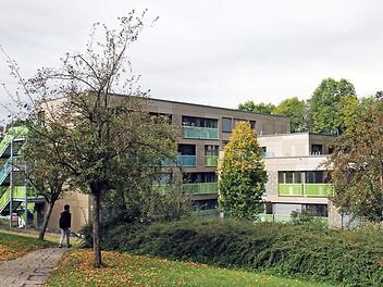 Hinter der farbigen Fassade gibt es 91 Studenten-Apartments.  Foto: Margareta B&ouml;gelein