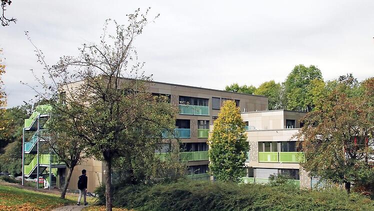 Hinter der farbigen Fassade gibt es 91 Studenten-Apartments.  Foto: Margareta B&ouml;gelein