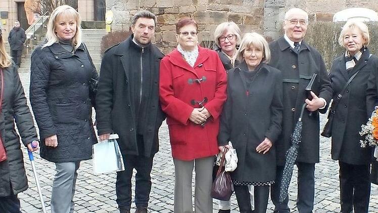 Angehörige der Euthanasieopfer aus Herzogenaurach und Mark Deavin kamen zum Gedenkgottesdienst. Foto: Manfred Welker