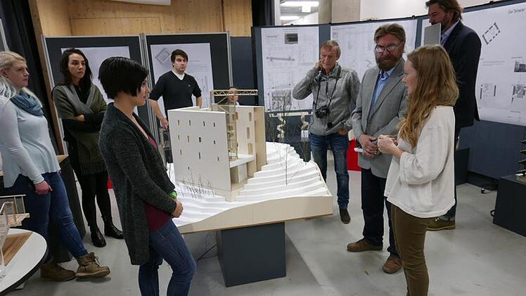Die Studierenden präsentierten ihre Entwürfe im Vorfeld den Verantwortlichen des Projekts. Foto: Pressestelle Hochschule Coburg