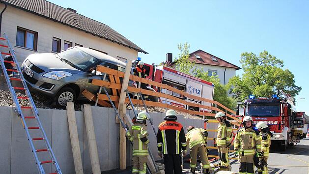 Die &ouml;rtlichen Feuerwehren musste das abgerutschte Auto schnell von oben und unten st&uuml;tzen, damit es nicht weiter kippte. Jutta Rudel