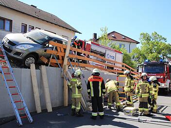 Die örtlichen Feuerwehren musste das abgerutschte Auto schnell von oben und unten stützen, damit es nicht weiter kippte. Jutta Rudel