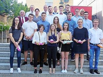 Das berufliche Schulzentrum Kronach zeichnete seine besten Schüler aus. Das Bild zeigt sie mit Vertretern der Schulleitung sowie Ehrengästen. Foto: Heike Schülein